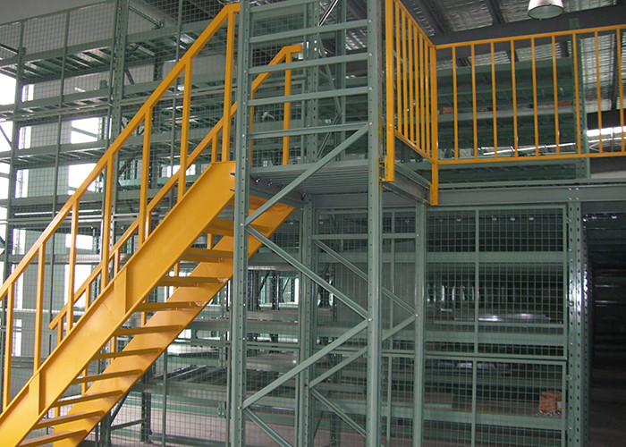 هيكل فولاذي للمستودع Loft Rack متعدد المستويات سلالم طابق الميزانين